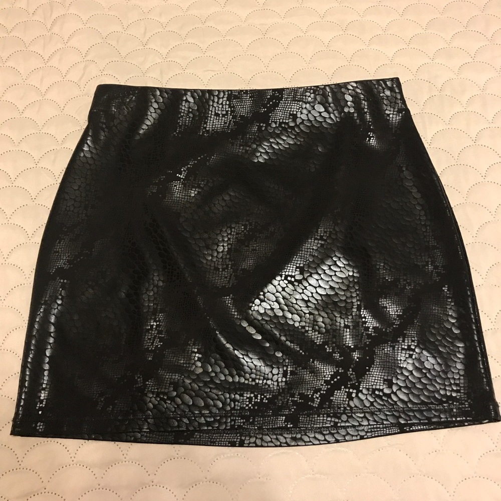 Express Fashion Women’s Mini Skirt in Black w/ Snakeskin Print; Size XS